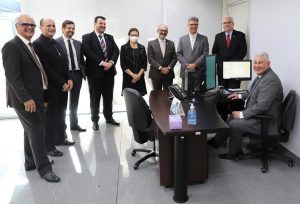 Foto das autoridades presenciando assinatura de documento digital