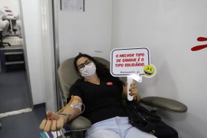 Foto de servidora do TRT-18 doando sangue
