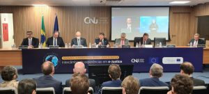 Presidente do CNJ fazendo abertura do seminário na bancada do CNJ
