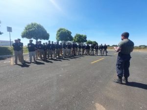Agentes da polícia judiciária em treinamento na academia de polícia nacional
