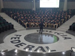 Agentes da polícia judiciária em treinamento na academia nacional de polícia