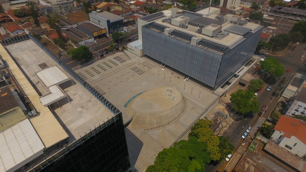 Foto aérea do Complexo Trabalhista, com dois edifícios e a praça no centro, no Setor Bueno