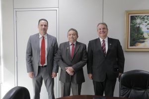 Audiência Pública. Da esquerda para a direita: Marcelo Marques (diretor da corregedoria regional), Geraldo Rodrigues do Nascimento (desembargador-corregedor) e o advogado, Isonel Bruno Neto