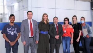 Servidores e juíza Narayana Hannas com o corregedor e o diretor da secretaria da Corregedoria