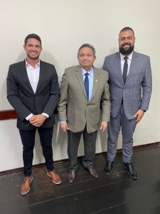 Desembargador Geraldo Rodrigues com os advogados em audiência pública 