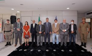 Foto das autoridades presentes na solenidade 