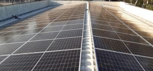 Foto das placas fotovoltaicas instaladas no teto da Vara de Catalão