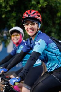 Ciclistas sorrindo para foto
