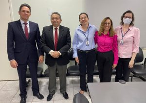 Equipe da 2ª VT de Rio Verde com o desembargador-corregedor Geraldo Nascimento