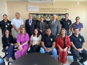 Equipe da VT de Catalão com o desembargador-corregedor Geraldo Nascimento