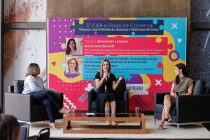 A psicóloga Gabriela de Castro, da Divisão de Saúde do TRT-18, mediou o bate-papo