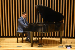 O juiz Fernando Rossetto, pianista desde os 8 anos, também tocou para o homenageado a música Liebestaun, de Franz Liszt