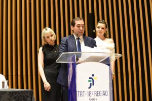 Juiz Platon Teixeira Neto e as irmãs Karen e Ingrid prestaram homenagem ao pai, o desembargador Platon Teixeira Filho