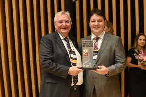 Desembargador Platon Teixeira Filho sendo homenageado nesta edição do Congresso do IGT