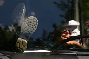 Motorista dormindo com pernas sobre o painel do caminhão