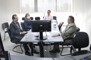 Reunião entre o corregedor, des. Geraldo Rodrigues, e a equipe da 12ª VT de Goiânia