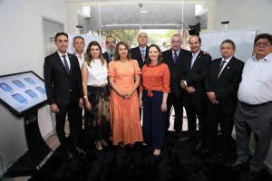 autoridades reunidas diante do totem interativo