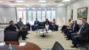 Administração do TRT-18 em reunião com a diretoria do Sinjufego e integrantes do Coral Labor em Canto na Presidência do tribunal