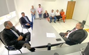 Equipe da VT de Mineiros com o desembargador-corregedor Geraldo Nascimento