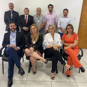 Equipe da VT de Mineiros com o desembargador-corregedor Geraldo Nascimento