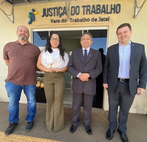 Advogados com o desembargador-corregedor Geraldo Nascimento. Da esquerda para a direita: advogado Edinei Quadrado, advogada Layla Oliveira, desembargador-corregedor Geraldo Nascimento e advogado Tiago Cruz