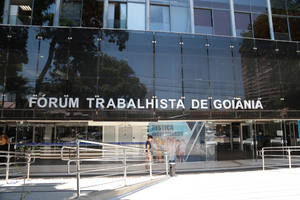 Fachada do Fórum Trabalhista de Goiânia