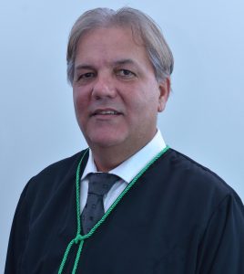 Desembargador Eugênio José Cesário Rosa. Ele veste toga.