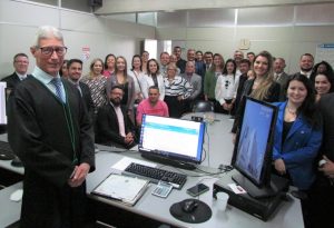 Juiz Sebastião Martins com servidores, juízes, advogados e partes no fim de sua última audiência de instrução