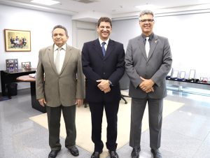 Da esquerda para a direita, desembargador Geraldo Rodrigues, vice presidente do TRT-18, desembargador Alexandre Nery, presidente do TRT-10, e desembargador Daniel Viana  Júnior , presidente do TRT-18