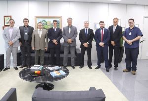 Servidores do TRT-18 em reunião com a equipe administrativa do TRT-10  O TRT-10, após a apresentação do programa realizada na 7ª Reunião Ordinária do Coleprecor de 2022, solicitou ao regional goiano a disponibilização da ferramenta para uso institucional com o objetivo de incrementar a prestação jurisdicional e administrativa naquele regional. Além do aperfeiçoamento, o TRT-10 espera que o programa auxilie a administração no acompanhamento do cumprimento das metas do Conselho Nacional de Justiça (CNJ) e do Conselho Superior da Justiça do Trabalho (CSJT), além de implementar a gestão estratégica e governança em suas unidades.  Também estiveram presentes na reunião o diretor-geral Álvaro Resende, o secretário-geral da presidência Gustavo Seixas, e o secretário de Tecnologia da Informação e Comunicação, Murilo Carneiro, e o servidor Luiz Carlos Mesquita Filho, todos do TRT-18.  Desembargadores Daniel Viana Júnior, Geraldo Rodrigues e Alexandre Nery com as equipes administrativas do TRT-18 e TRT-10