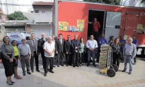 Representantes das instituições envolvidas na campanha e entidades beneficiadas com os alimentos doados pela Caramuru