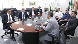 Servidores  do TRT-18 em reunião com a equipe administrativa do TRT-10