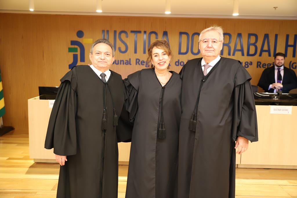 Na foto, estão em pé vestindo toga, os desembargadores Geraldo, Kathia e Platon
