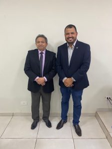 Desembargador Geraldo Rodrigues com o presidente da Subseção da OAB de Goianésia, advogado Denys Welton Bruno