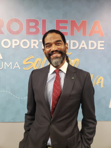 Foto colorida do palestrante