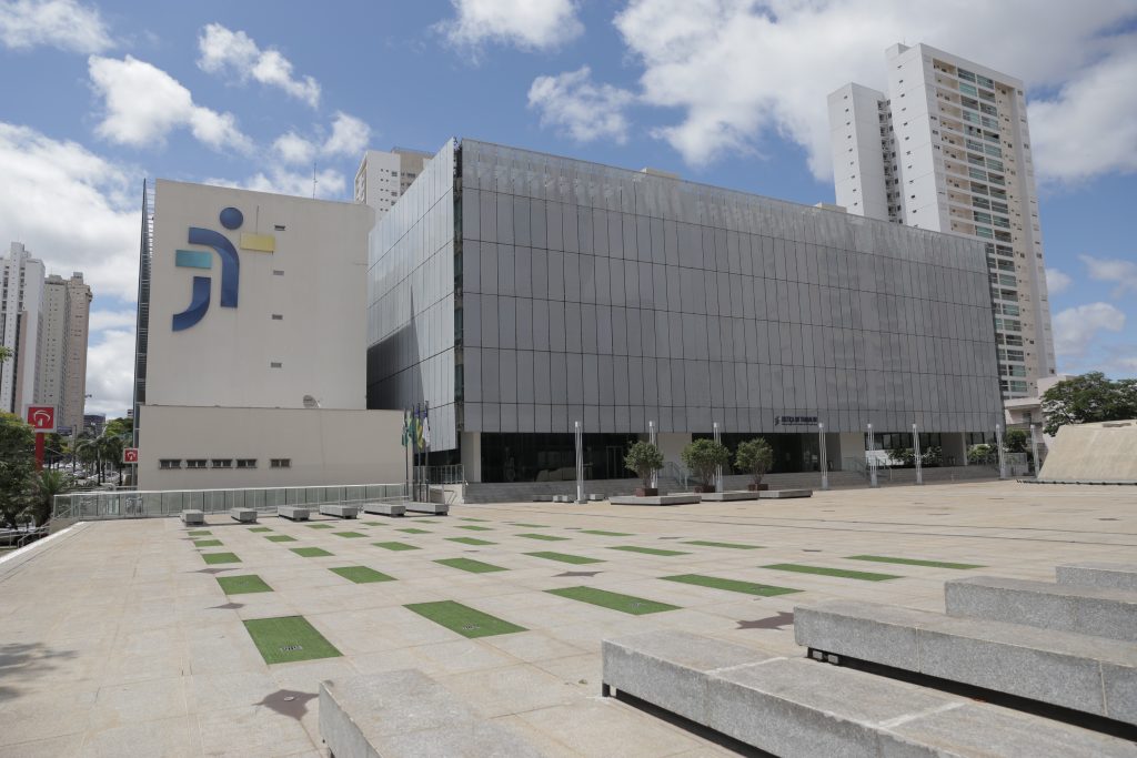Fachada de dois prédios do Complexo Trabalhista de Goiânia, em um deles há um logotipo enorme da Justiça do Trabalho