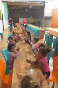 Crianças do projeto Levando Amor, de Aparecida de Goiânia