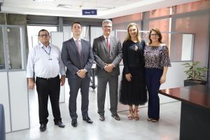 Foto colorida mostra, lado a lado, os juízes Narayana e Lourival, o desembargador Daniel Viana e servidores Leila e Itamar