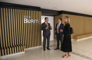 Foto dos magistrados no corredor das salas de sessões