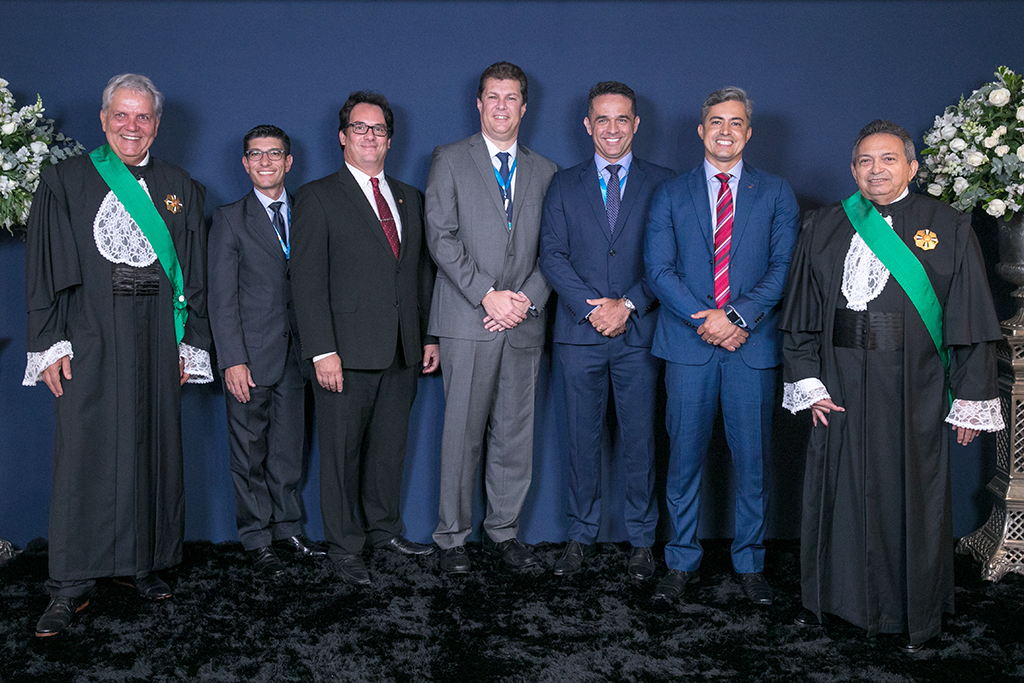 Foto dos novos gestores com funcionários da Caixa