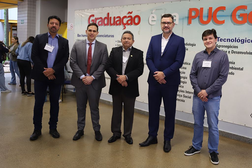 Integrantes da Comissão de Concurso, servidores Ricardo Lucena, Gercivaldo Lorero, Jorge Berni, juiz Fernando Rossetto e desembargador Geraldo Rodrigues do Nascimento, estão em pé