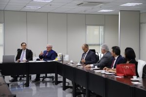 Homens e mulheres em uma sala de reunião