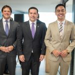 Foto de servidores durante cerimônia de inauguração da sala da Agatra