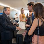 Foto do Presidente do TRT de Goiás, Geraldo Nascimento, junto a servidores, durante cerimônia de inauguração da sala da Agatra