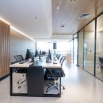 Foto das novas instalações da Agatra, na imagem aparece uma mesa longa com várias cadeiras e computadores instalados ao redor