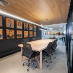 Foto das novas instalações da Agatra, na imagem aparece uma mesa longa com várias cadeiras ao redor