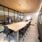 Foto das novas instalações da Agatra, na imagem aparece uma mesa longa com várias cadeiras ao redor