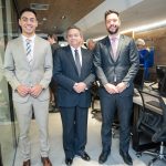 Foto da esquerda para a direita, do advogado Fernando Mendes, futuro presidente da Agatra; do presidente do TRT-18, desembargador Geraldo Nascimento, e do atual presidente da Agatra, advogado Jerônimo José Batista Júnior.