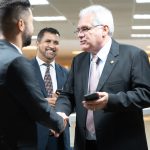 Foto do desembargador Welington Luís Peixoto junto a servidores durante inauguração da sala da Agatra