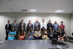Pessoas posando para foto. À frente, sete mulheres sentadas. Ao fundo, nove homens de pé